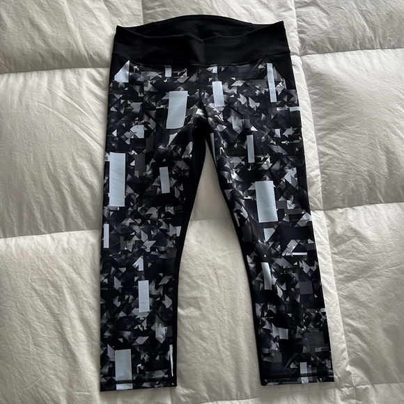 Under Armour Women's HeatGear Armour High Waisted Capris Large Black/Grey Print - Picture 3 of 5